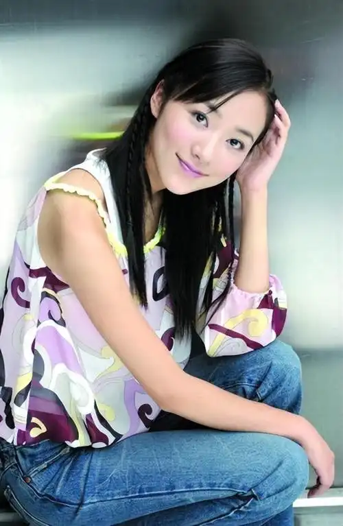 韩雪也是大院儿里长大的女孩,父母爷爷都是军人,不过父母后来转业一个