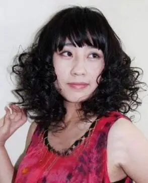 女生螺旋烫满头小卷发型图片 夸张又抢眼卷发发型