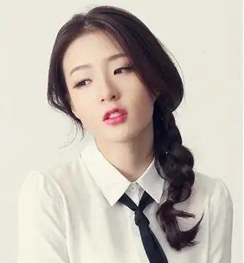 单侧麻花辫轻松卖萌显嫩的荷兰侧编麻花辫扎法