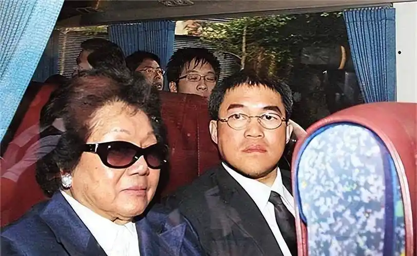 为了儿子霍启刚的前途,霍震霆活得比谁都清醒_家族_霍震宇_霍震寰