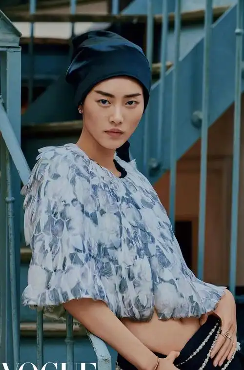原创"顶级模特"刘雯开启复古头巾造型风潮,时尚艺术气质无人能仿