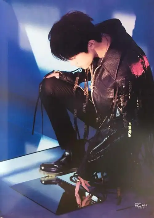 身穿黑色马克酷炫装的千玺像是黑暗里的骑士,单膝跪地,让粉丝臆想连连