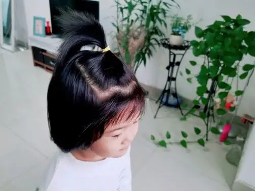 【发型不重样】今天在馨宝的头顶扎了一个小辫,因为我每天上班时间