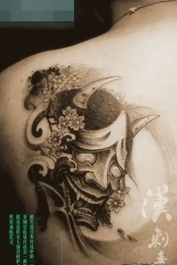 男生后肩背时尚很帅的般若纹身图案