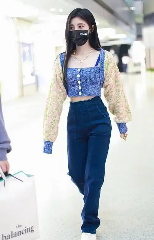 鞠婧祎现身机场凹造型,全身照却暴露身高?_身材_上衣_组合