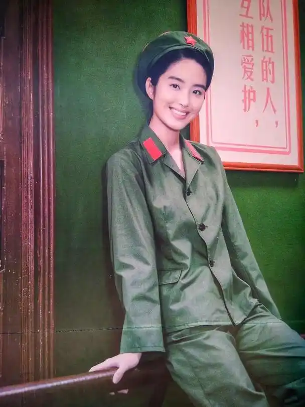 杨采钰被冯小刚导演选中参演《芳华》,姣好的形象为人称赞.