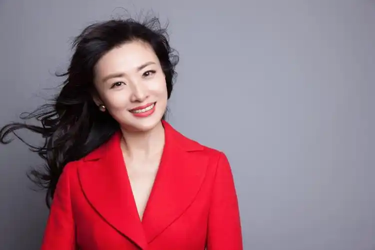 原创前央视主持周涛罕见现身53岁穿西装很干练好状态被网友称赞