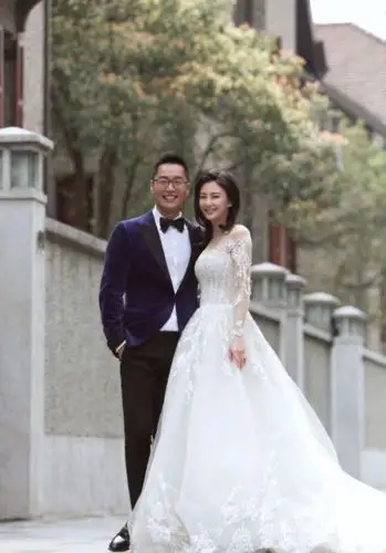 张雨绮晒婚纱照开心宣布怀孕