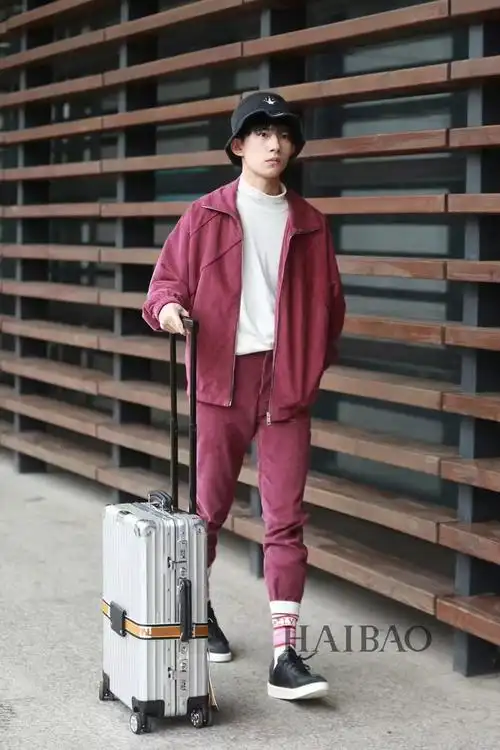 "2018海报街拍instar"候选人易烊千玺的全年街拍合辑:低调温暖,极具