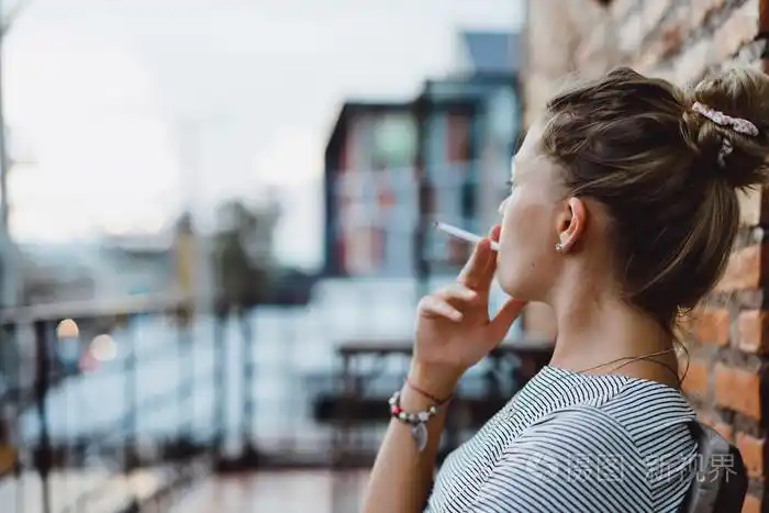 金发碧眼手里拿着根烟