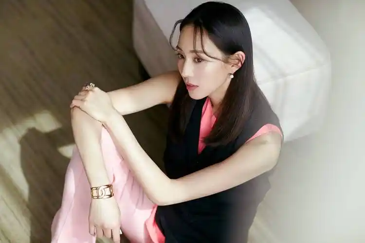 最近几年,张钧甯在大陆发展得很好,不仅有偶像剧最美的时光,也有古装