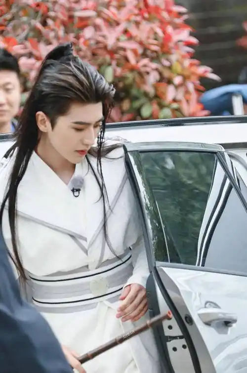 蔡徐坤《奔跑吧》路透曝光,古装扮相好惊艳,风度翩翩宛如画中仙_造型