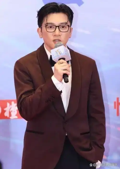 韩庚表现得更加圆润,郑恺明显瘦了许多,而刘雅瑟既性感又正式,与两名