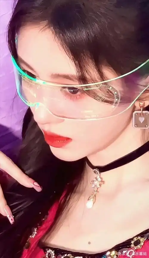 鞠婧祎三月视频更新科技感十足的眼镜好有ai女友那味儿