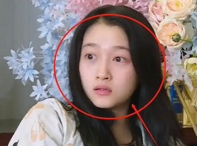 关晓彤起床不敢直视镜头没有妆容修饰后皮肤状态如何一目了然