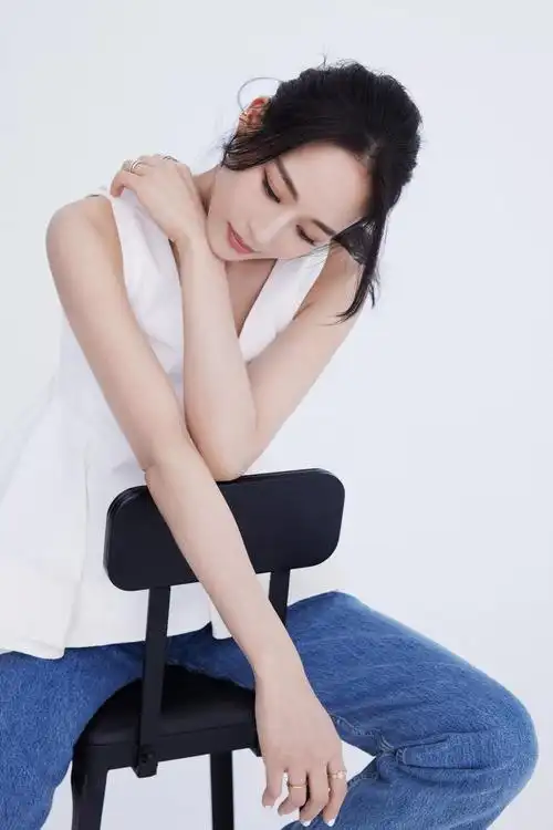 张钧甯写真,白衣配牛仔裤,清新淡雅,时尚俏丽