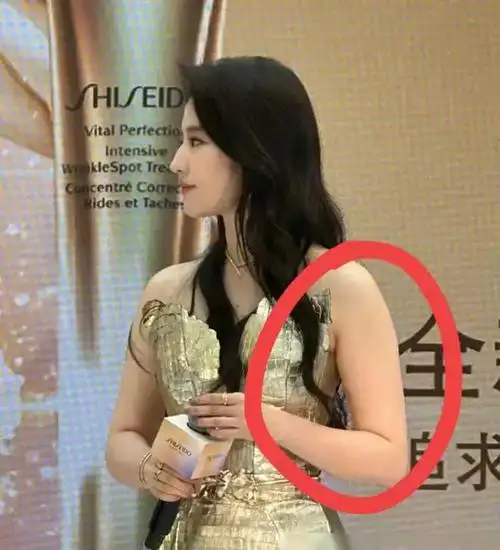 刘亦菲亮相活动,露出膀大腰圆的"水桶腰",仙女发胖一去不复返