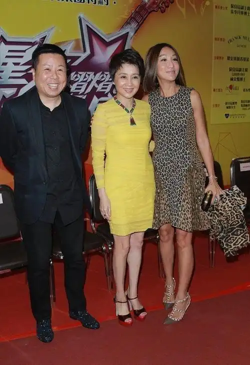 被赌王四太梁安琪身材惊艳黄色修身连衣裙配高跟鞋不像60岁