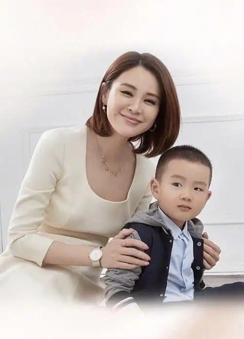 45岁关悦晒生日全家福,一家五口好幸福,俩女儿清秀甜美比妈妈高|董璇