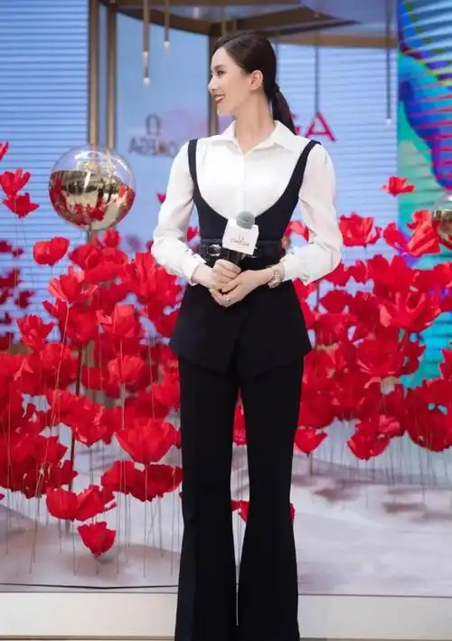 刘诗诗真不愧是辣妈,简单白衬衫穿出高级感,网友:气质太绝|腿型|穿搭