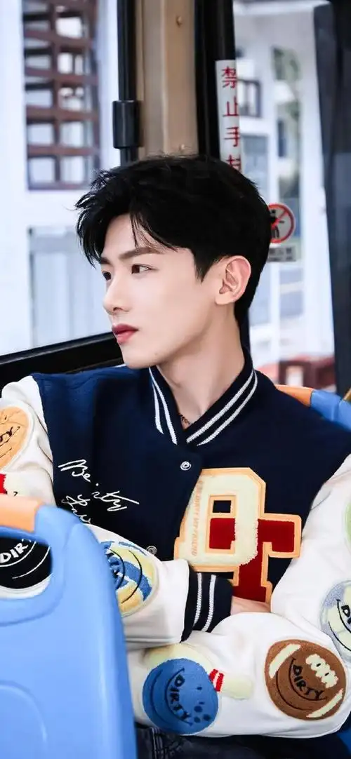 白敬亭裤子上挂玩偶