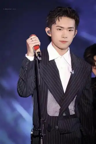 易烊千玺立麦造型合集 王者风范十足的拽酷少年