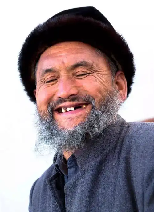 忘记问了,新疆老汉的山羊胡子是不是很有特色?