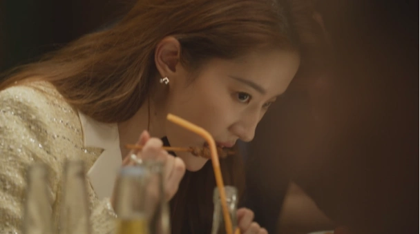 玫瑰中36岁刘亦菲干饭,戳穿了多少"戏混子"的体面