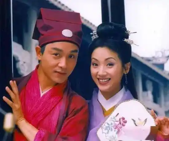 特制的烧排骨上覆盖着一层金黄,这是在炙烤时刷上的蜂蜜,也是