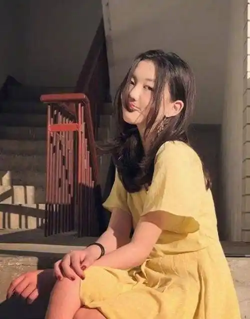 李嫣回国晒照,单手托腮秀侧颜,王菲气质美越来越浓烈了_女儿_少女