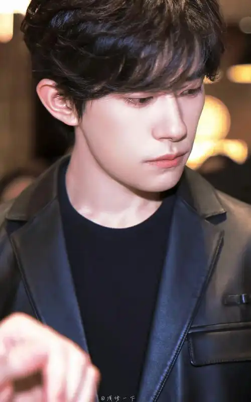 易烊千玺被夸害羞了