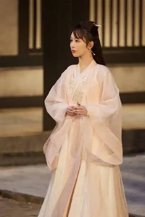 杨紫古装造型曝光粉嫩穿搭俏皮又可爱