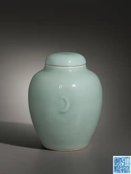 清乾隆 豆青釉月牙纹盖罐