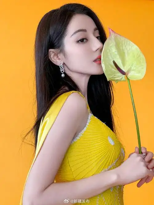 一起打卡绝美新疆##迪丽热巴黄金色高定