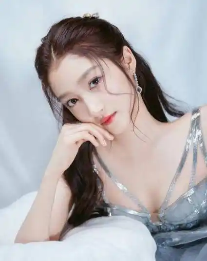 从电视剧《烟海沉浮》开始,关晓彤开始踏入演艺圈,成为了一名小童星.