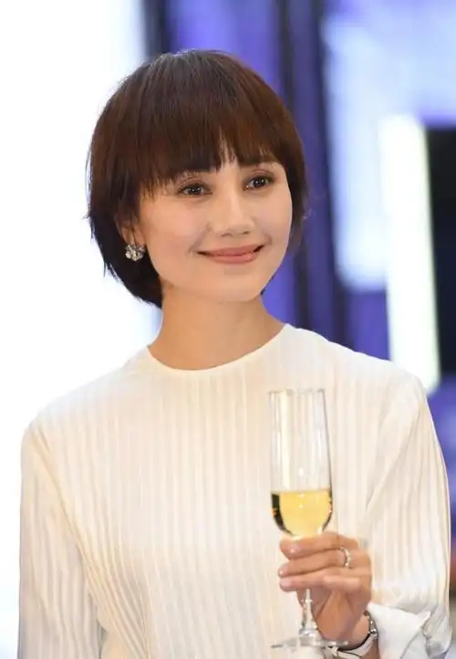 女明星短发发型图片大全(剪短发好看的女明星我只服这5位)(12)