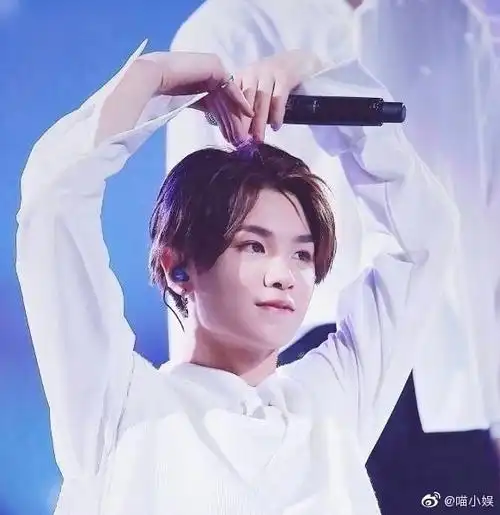 又是一个美好的清晨伊始,黄明昊花式比心无限发射biubiubiu～nana们快