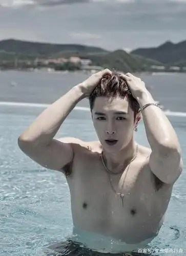 绵羊张艺兴泳池大秀好身材,若隐若现腹肌够撩人 上演湿发眼神杀