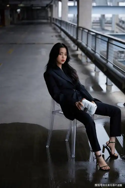 欧阳娜娜全黑西服套装着身化身酷女孩