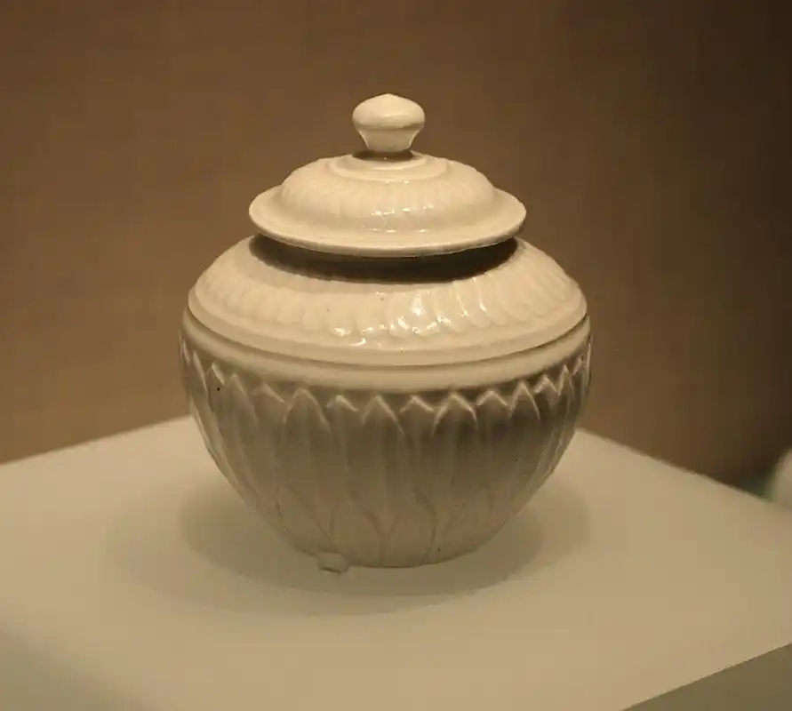 图一:北宋 定窑白瓷刻莲瓣纹官字款盖罐 图二:辽代 白釉鸡冠壶 图三