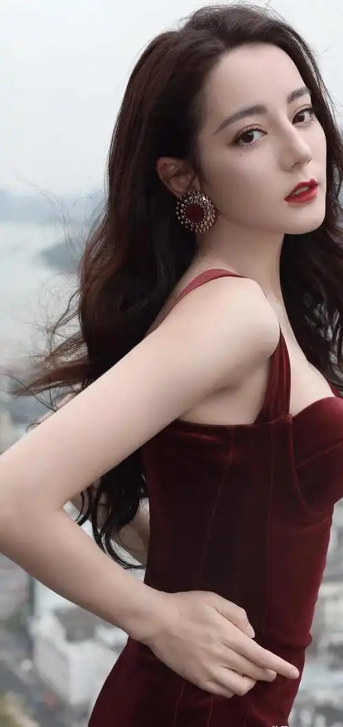 事实证明,31岁的"定毯神针"迪丽热巴,终于"上道"了