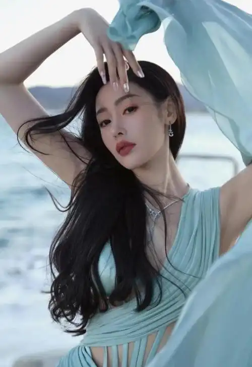 太敢穿!33岁张天爱穿镂空礼服惊艳戛纳,网友眼睛转不动:真露骨