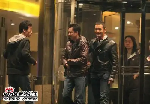 图文黄晓明新女友黄晓明王中磊在朝阳门外