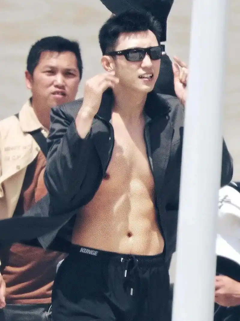 黄景瑜又有腹肌了 黄景瑜又有腹肌了 看迷糊了吗 #娱乐明星# #网红