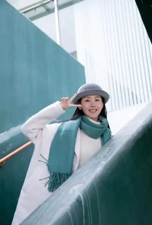 近日,备受瞩目的演员陈都灵在社交媒体上分享了自己的伪素颜妆容,以其