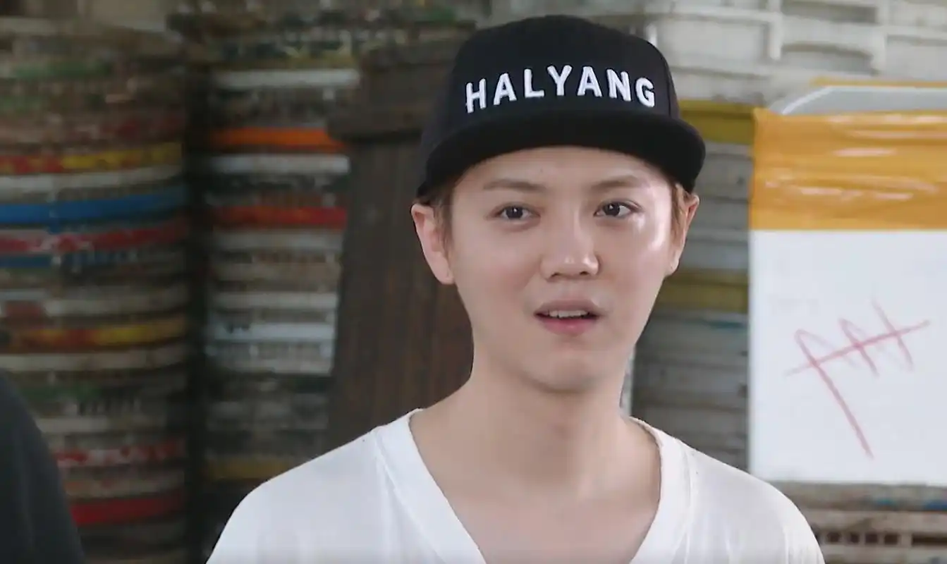 鹿晗录制五哈素颜出镜皮肤白皙光滑无偶像包袱笑出鱼尾纹