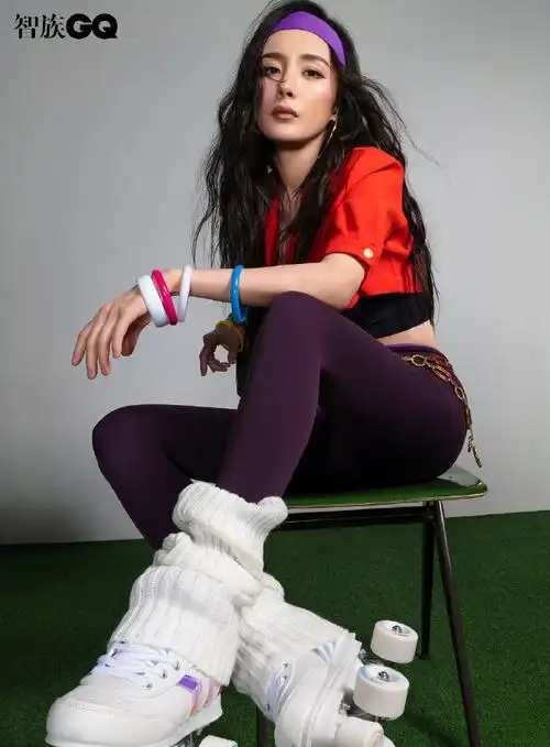 杨幂运动风 俏皮玩转多元色彩鬼马独特