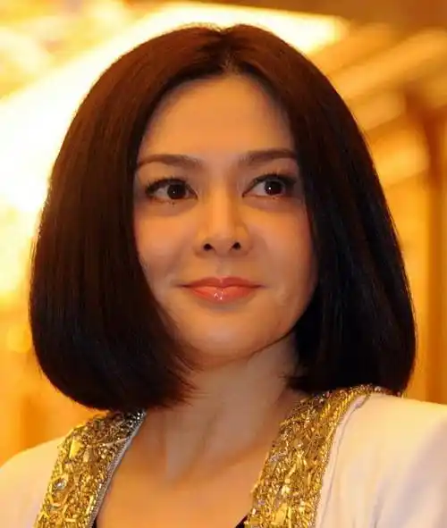 久未露面的香港第一美人关之琳,短发出镜,美人虽迟暮却时尚不减