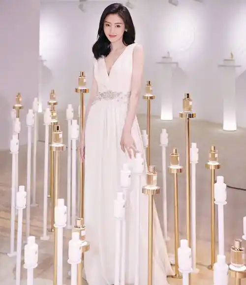 舒羞,扮演者:张艺上舒羞在原著中是媚骨天成的女