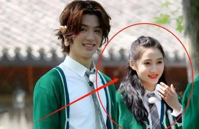 关晓彤录制《跑男8》穿婚纱,仙女范十足,网友:鹿晗看了得吐血_节目组